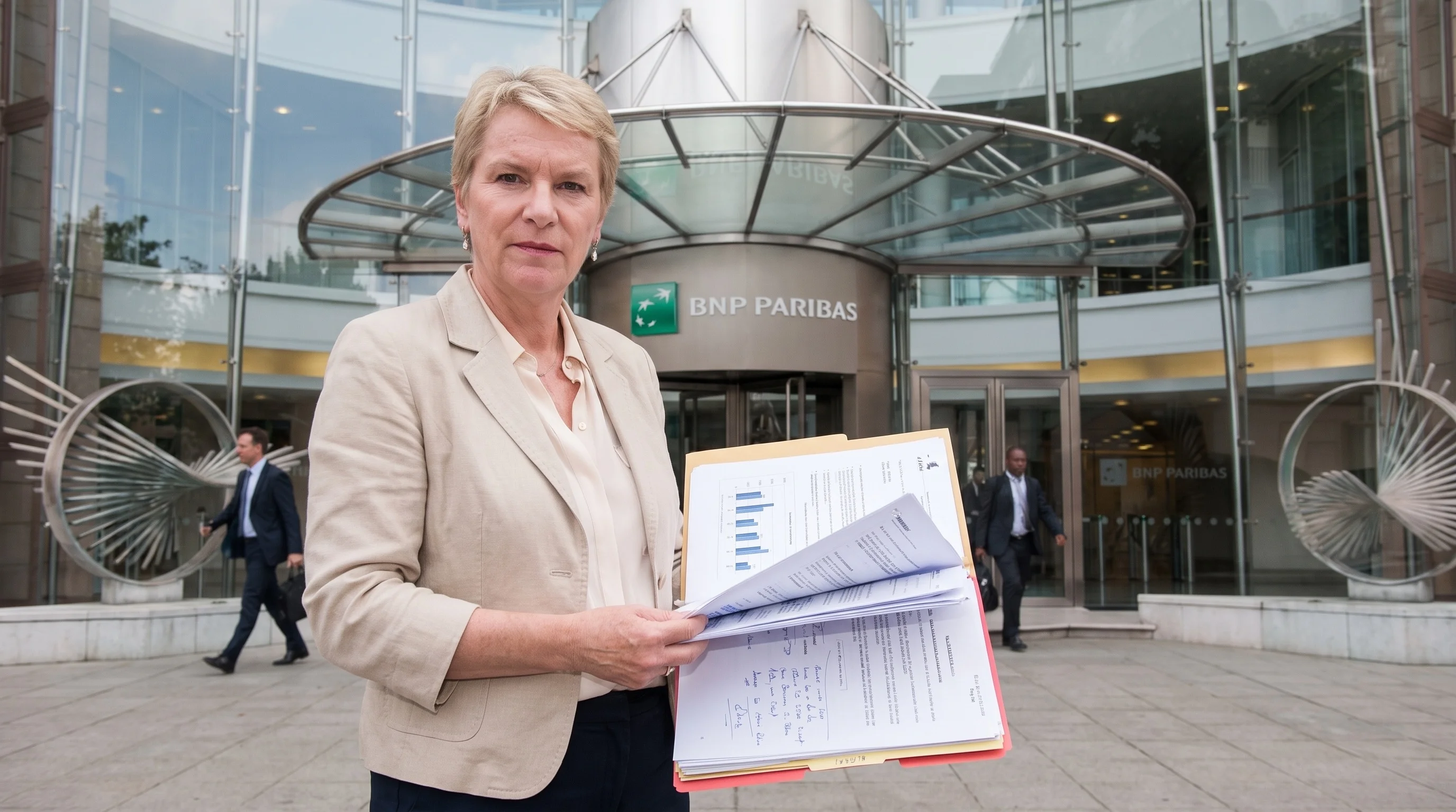 Élise Lucet devant la filiale BNP Paribas, documents en main. (Cash Investigation / France 2)
